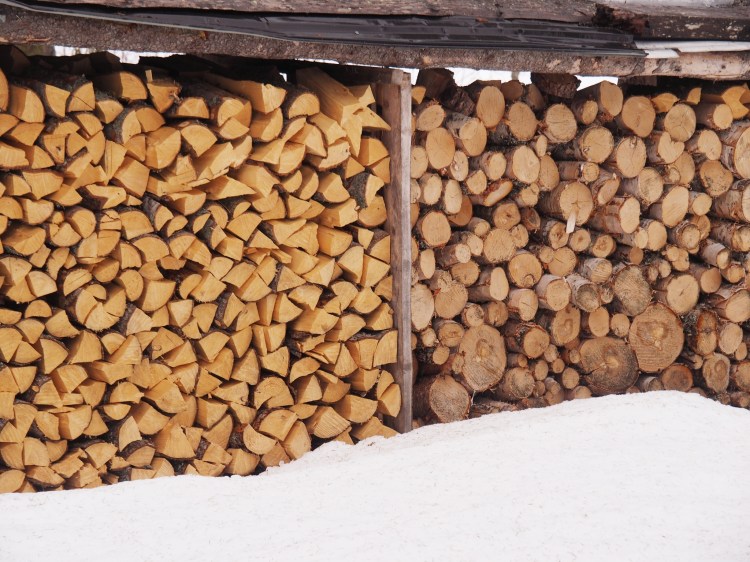 Tørr ved selges i Namsskogan. Bjørk, furu og gran